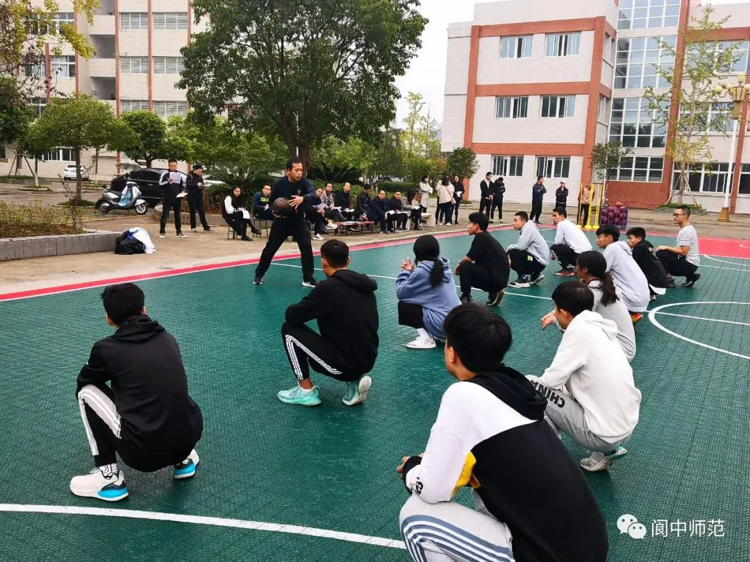 老年人如何安全地进行篮球接球训练?_0